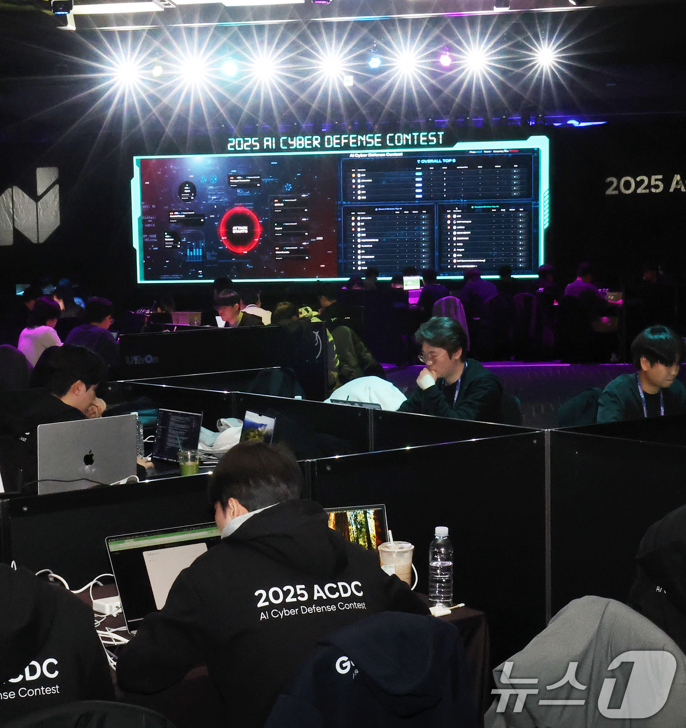 (서울=뉴스1) 오대일 기자 = 1일 오후 서울 강남구 코엑스 그랜드볼룸에서 제1회 인공지능 해킹방어대회(ACDC·AI Cyber Defense Contest) 본선 경기가 열리고 …