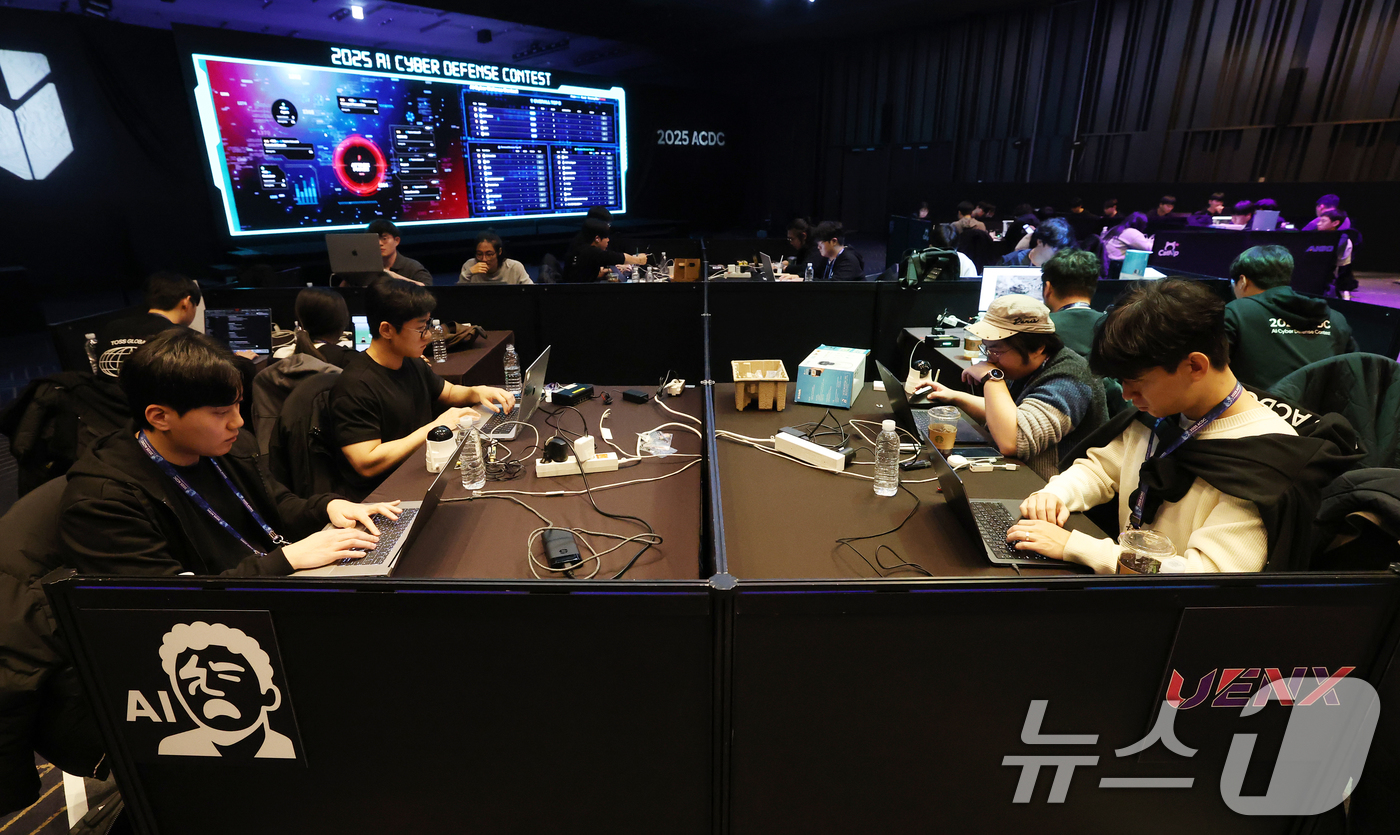 (서울=뉴스1) 오대일 기자 = 1일 오후 서울 강남구 코엑스 그랜드볼룸에서 제1회 인공지능 해킹방어대회(ACDC·AI Cyber Defense Contest) 본선 경기가 열리고 …