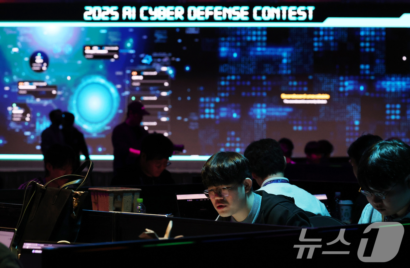(서울=뉴스1) 오대일 기자 = 1일 오후 서울 강남구 코엑스 그랜드볼룸에서 제1회 인공지능 해킹방어대회(ACDC·AI Cyber Defense Contest) 본선 경기가 열리고 …