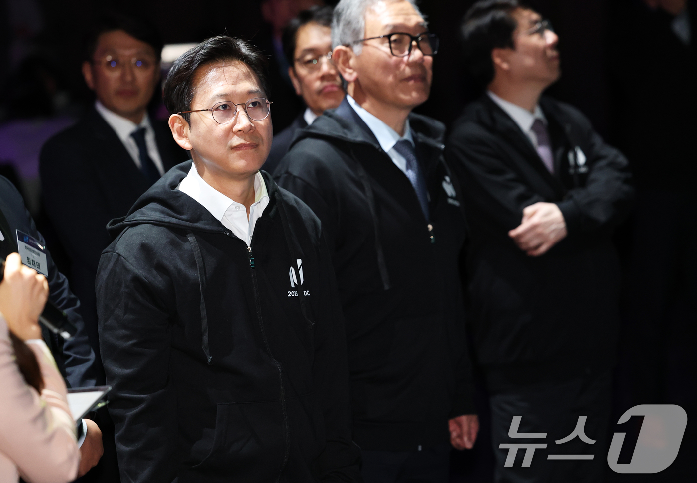 (서울=뉴스1) 오대일 기자 = 배경훈 부총리 겸 과학기술정보통신부 장관(가운데)이 1일 오후 서울 강남구 코엑스 그랜드볼룸에서 열린 제1회 AI 해킹방어대회(ACDC)를 참관하며 …