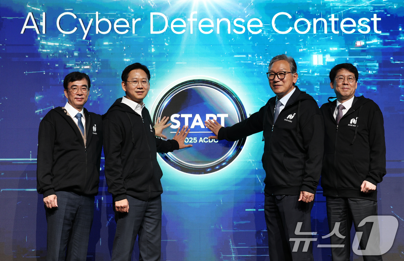 (서울=뉴스1) 오대일 기자 = 배경훈 부총리 겸 과학기술정보통신부 장관(왼쪽 두번째)이 1일 오후 서울 강남구 코엑스 그랜드볼룸에서 열린 제1회 AI 해킹방어대회(ACDC) 본선 …