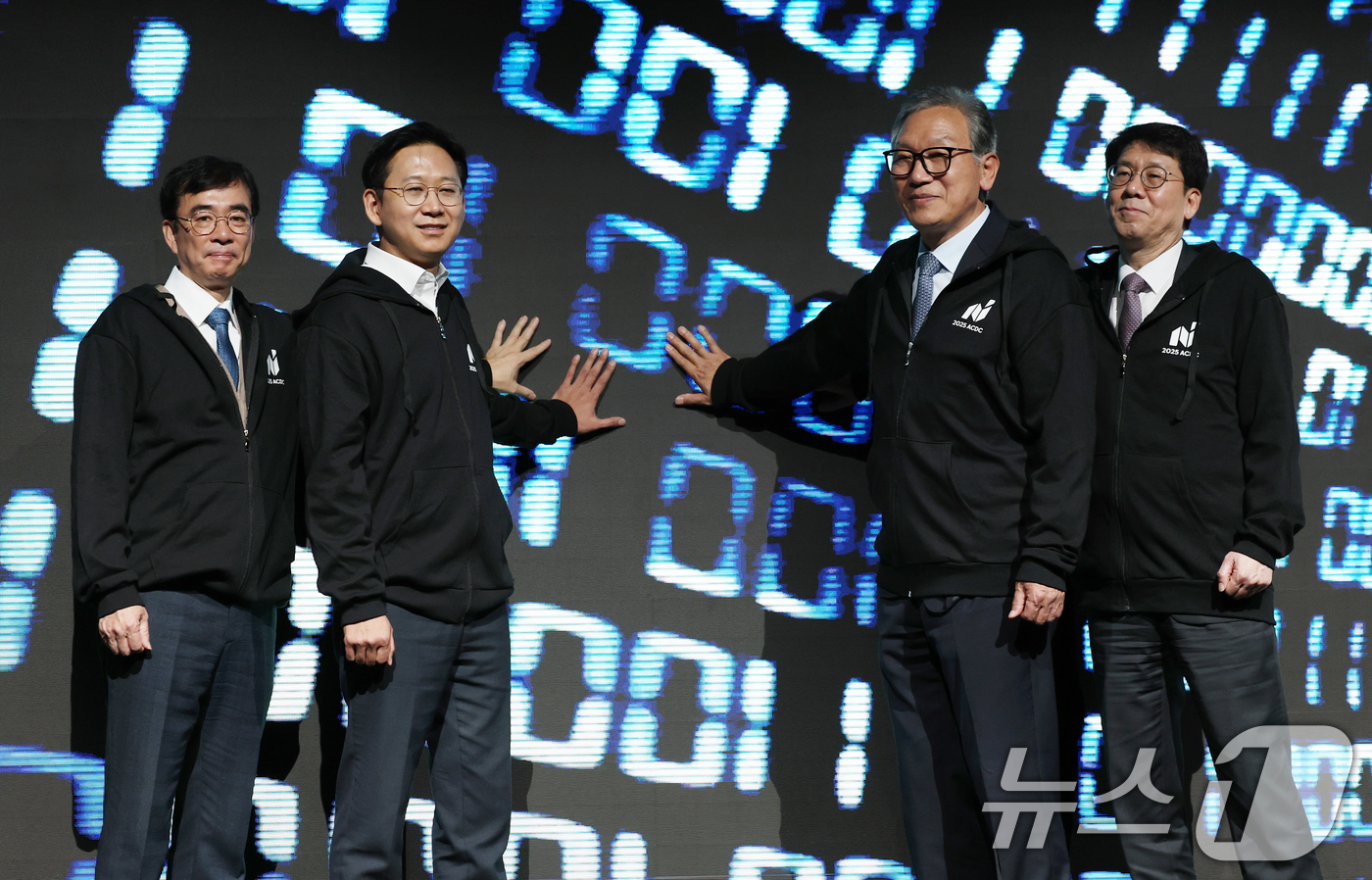 (서울=뉴스1) 오대일 기자 = 배경훈 부총리 겸 과학기술정보통신부 장관(왼쪽 두번째)이 1일 오후 서울 강남구 코엑스 그랜드볼룸에서 열린 제1회 AI 해킹방어대회(ACDC) 본선 …