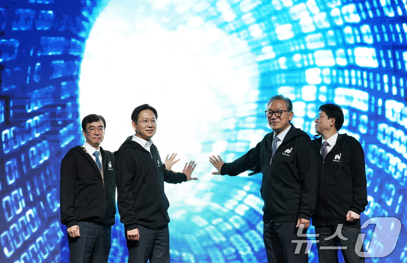 (서울=뉴스1) 오대일 기자 = 배경훈 부총리 겸 과학기술정보통신부 장관(왼쪽 두번째)이 1일 오후 서울 강남구 코엑스 그랜드볼룸에서 열린 제1회 AI 해킹방어대회(ACDC) 본선 …