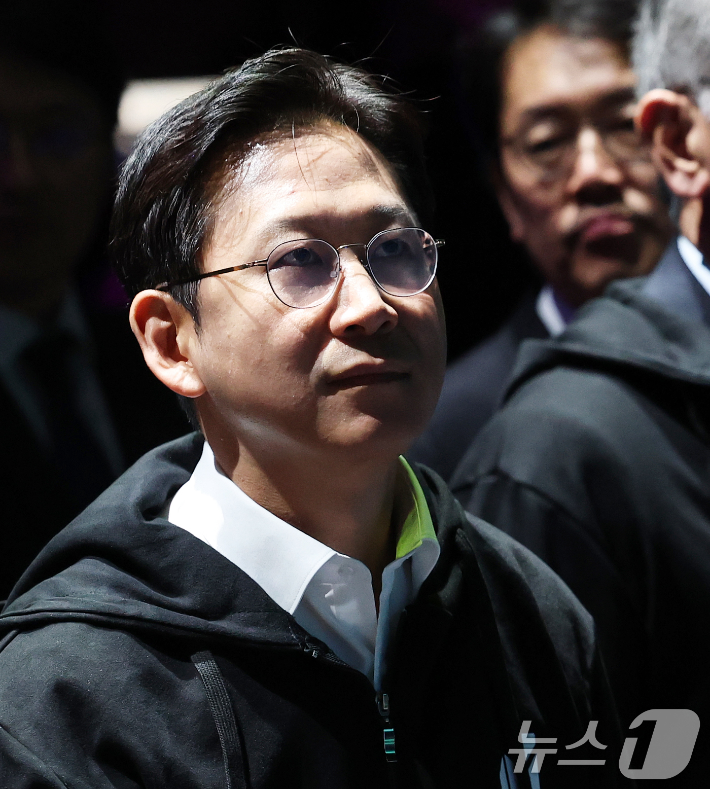 (서울=뉴스1) 오대일 기자 = 배경훈 부총리 겸 과학기술정보통신부 장관(가운데)이 1일 오후 서울 강남구 코엑스 그랜드볼룸에서 열린 제1회 AI 해킹방어대회(ACDC)를 참관하며 …