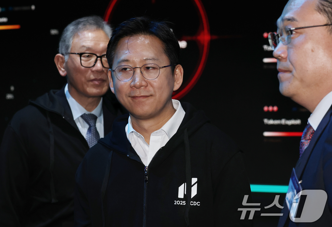 (서울=뉴스1) 오대일 기자 = 배경훈 부총리 겸 과학기술정보통신부 장관(가운데)이 1일 오후 서울 강남구 코엑스 그랜드볼룸에서 열린 제1회 AI 해킹방어대회(ACDC)를 참관하며 …