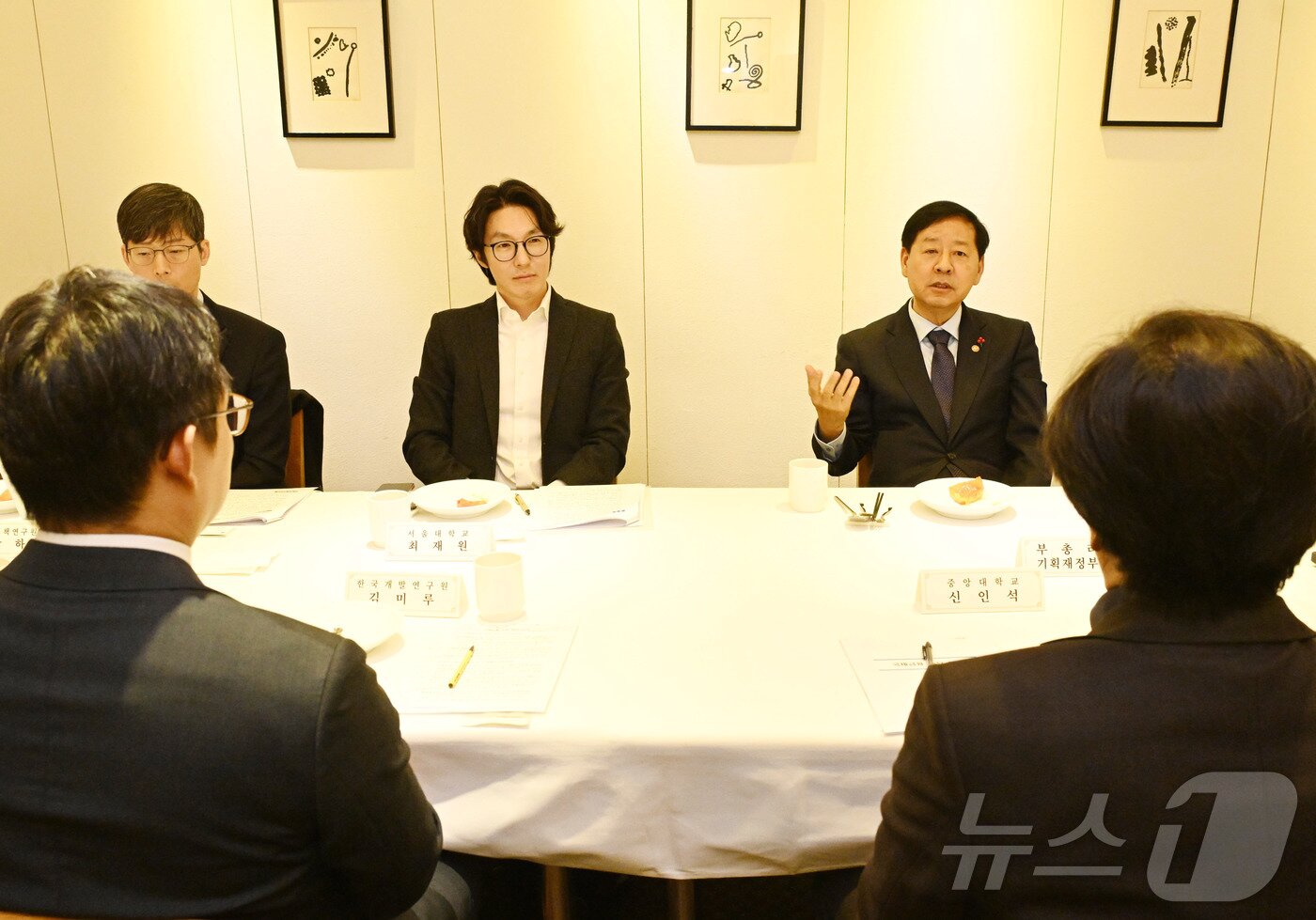 본문 이미지 - 구윤철 부총리 겸 기획재정부 장관이 1일 서울 중구 컨퍼런스하우스 달개비에서 열린 국제금융자문위원회를 주재하고 있다. (기획재정부 제공. 재판매 및 DB 금지) 2025.12.1/뉴스1