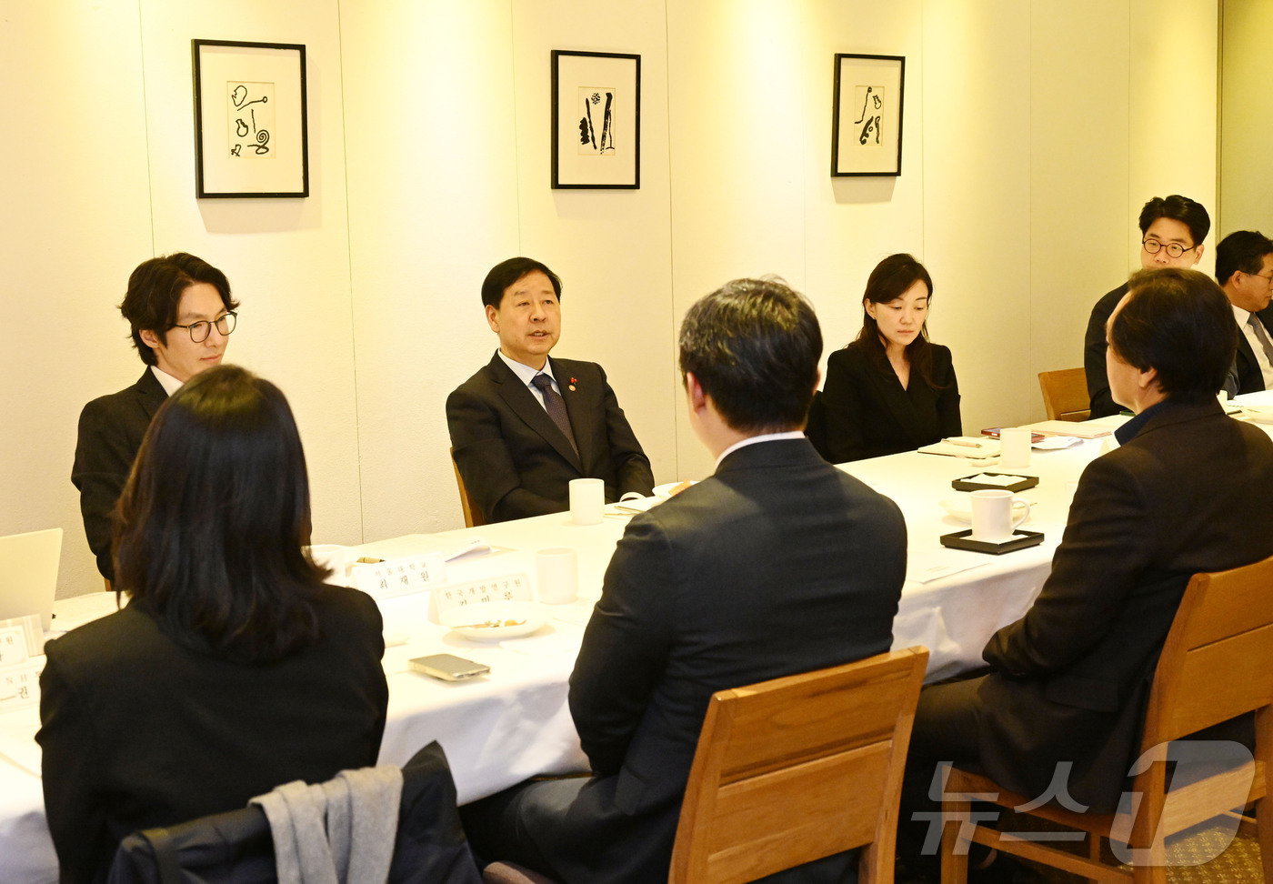 (서울=뉴스1) = 구윤철 부총리 겸 기획재정부 장관이 1일 서울 중구 컨퍼런스하우스 달개비에서 열린 국제금융자문위원회를 주재하고 있다. (기획재정부 제공. 재판매 및 DB 금지) …