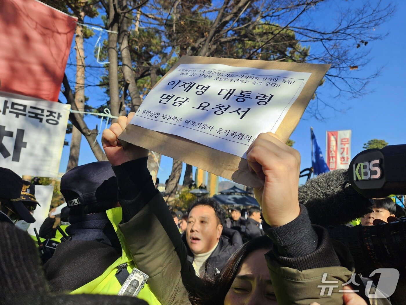 본문 이미지 - 25일 서울 용산구 대통령실 인근에서 12·29 제주항공 여객기 참사 유가족들이 삭발식을 거행하고 있다. 2025.12.1/뉴스1 ⓒ News1 유채연 기자