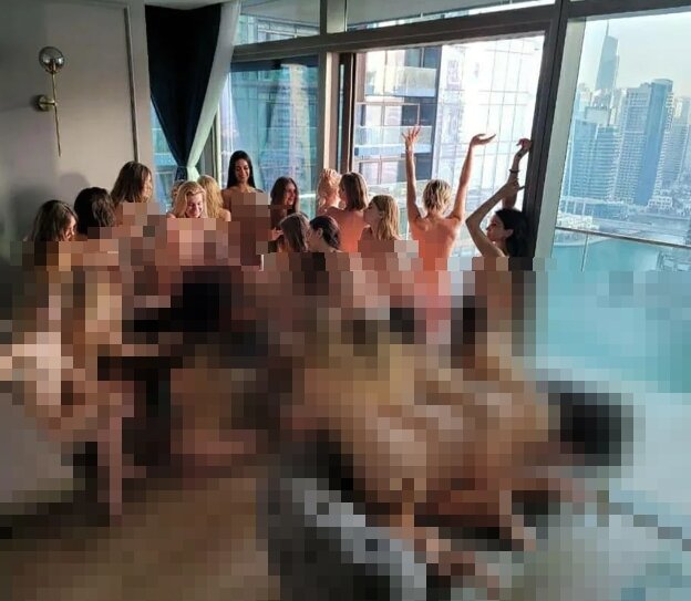 본문 이미지 - 아랍에미리트 두바이의 한 아파트서 누드 촬영을 하고 있는 모델들. 출처=더선