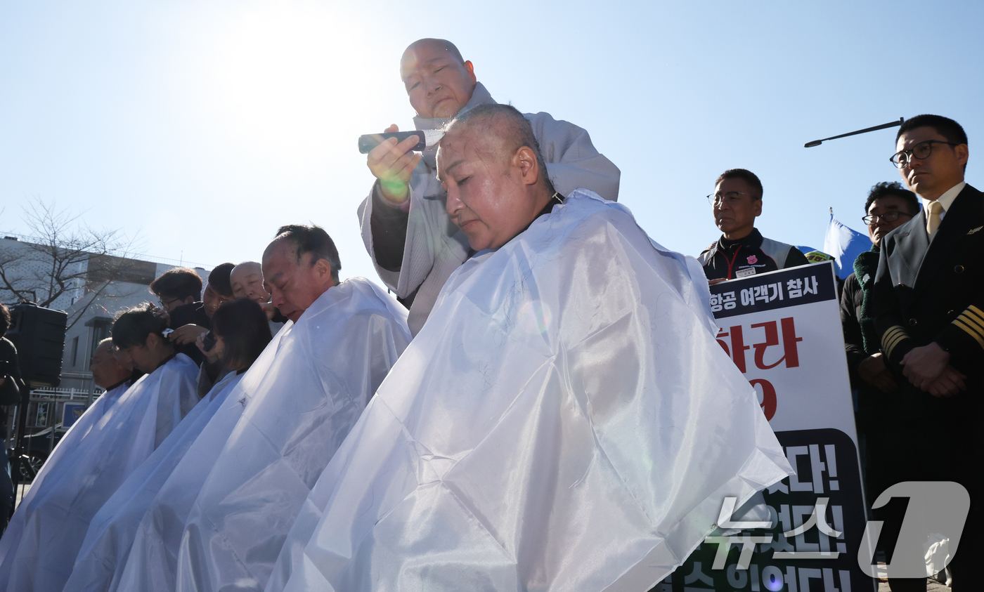 (서울=뉴스1) 허경 기자 = 12·29 무안공항 제주항공 여객기 참사 유가족들이 1일 서울 용산구 전쟁기념관 앞에서 항공철도사고조사위원회(항철위)의 공청회 중단과 조사기구 독립화 …