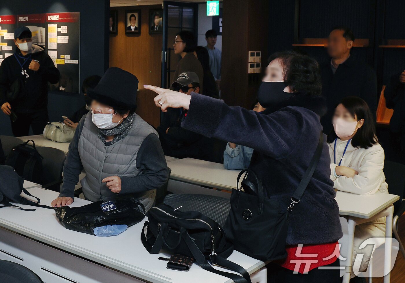 본문 이미지 - 더불어민주당 대의원·전략지역 당원 역할 재정립 태스크포스&#40;TF&#41; 단장인 조승래 의원이 1일 오후 서울 여의도 더불어민주당사 당원존에서 열린 &#39;당원 주권 정당 실현을 위한 제도개선 토론회&#39;에서 일부 당원들이 당사 입장제한에 항의하고 있다. 2025.12.1/뉴스1 ⓒ News1 구윤성 기자