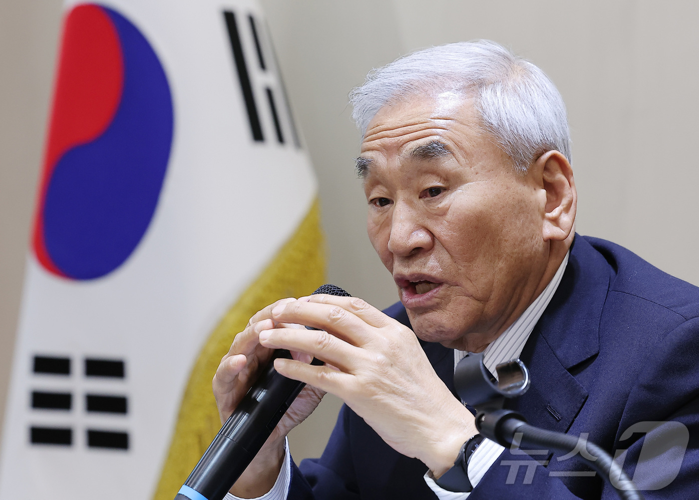 (서울=뉴스1) 김성진 기자 = 이재오 민주화운동기념사업회 이사장이 1일 서울 용산구 민주화운동기념관에서 열린 특별전시 개최 기자간담회에서 인사말을 하고 있다. 2025.12.1/ …