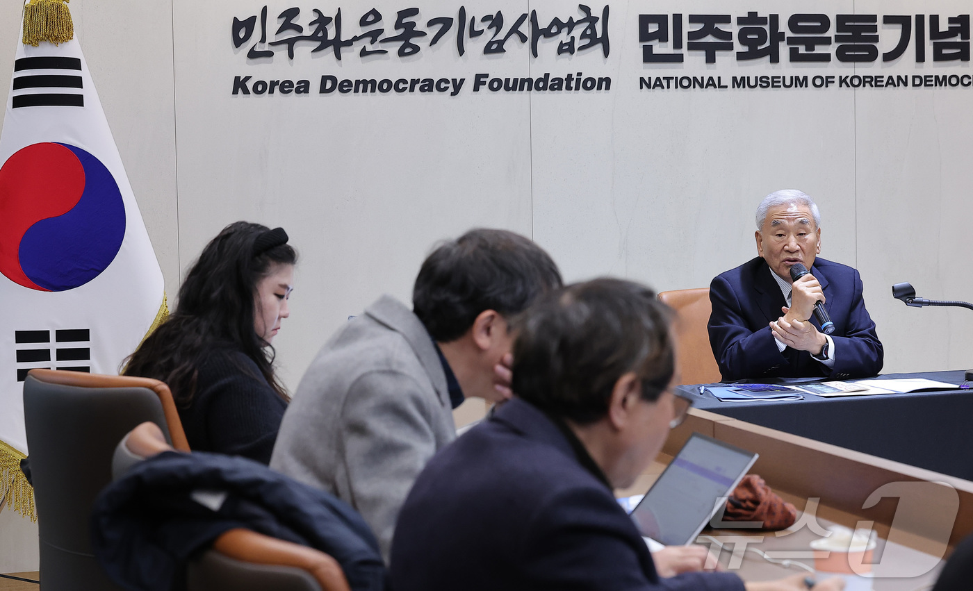 (서울=뉴스1) 김성진 기자 = 이재오 민주화운동기념사업회 이사장이 1일 서울 용산구 민주화운동기념관에서 열린 특별전시 개최 기자간담회에서 인사말을 하고 있다. 2025.12.1/ …