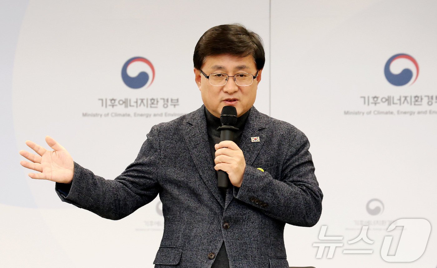 (세종=뉴스1) 김기남 기자 = 김성환 기후에너지환경부 장관이 지난 1일 세종시 정부세종청사에서 열린 기자간담회에 참석하여 발언하고 있다. 2025.12.2/뉴스1