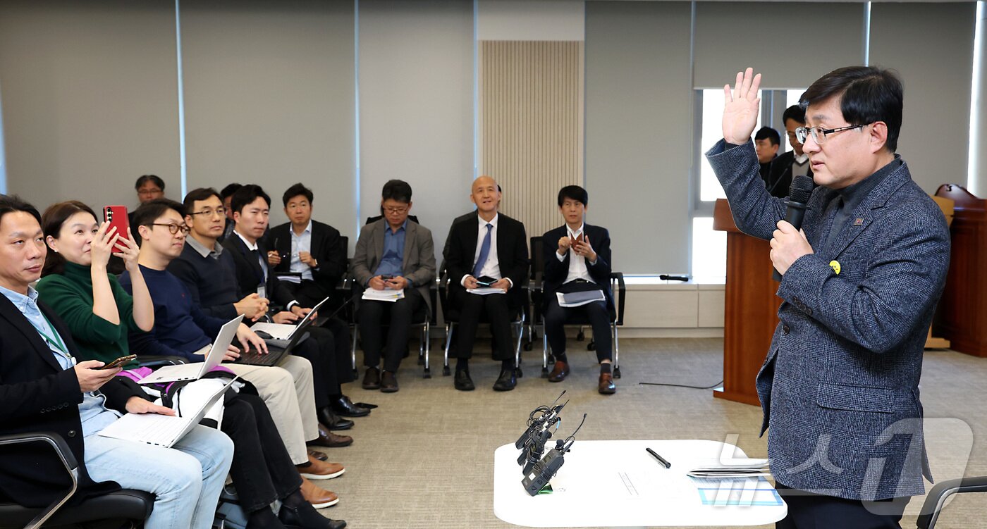 본문 이미지 - 김성환 기후에너지환경부 장관이 지난 1일 세종시 정부세종청사에서 열린 기자간담회에 참석하여 발언하고 있다. 2025.12.2/뉴스1 ⓒ News1 김기남 기자