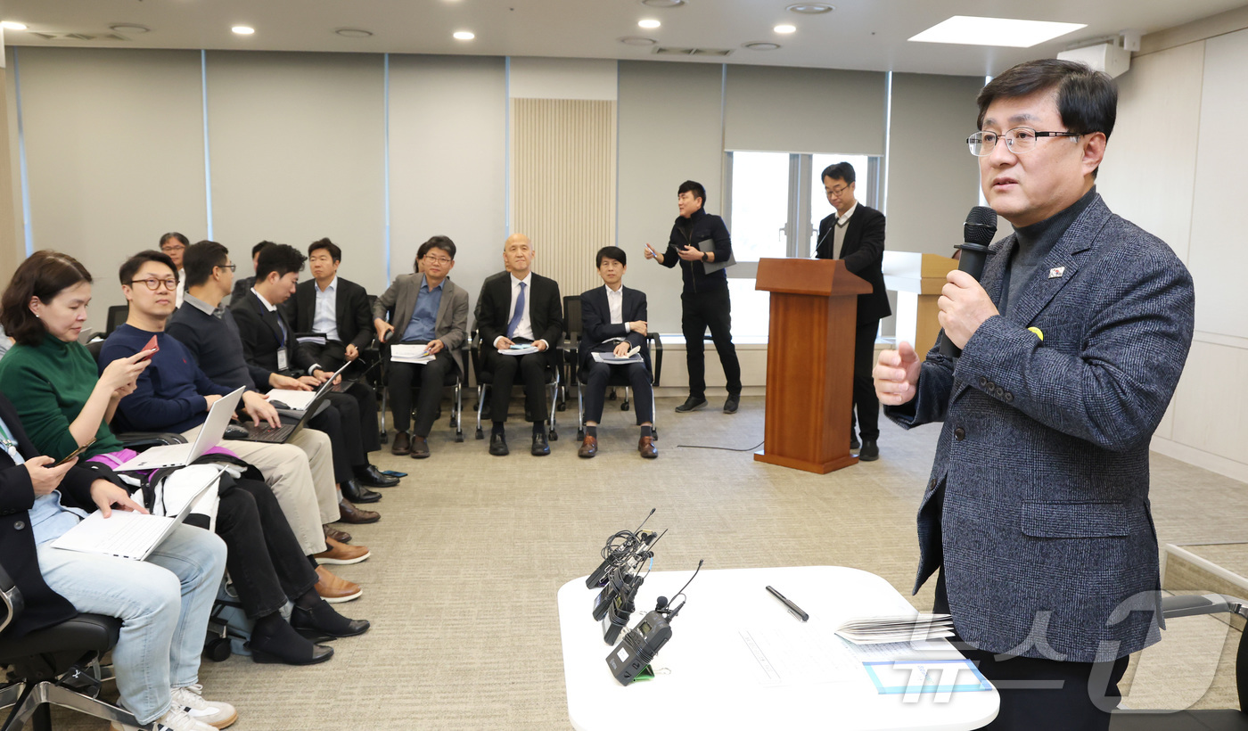 (세종=뉴스1) 김기남 기자 = 김성환 기후에너지환경부 장관이 지난 1일 세종시 정부세종청사에서 열린 기자간담회에 참석하여 발언하고 있다. 2025.12.2/뉴스1