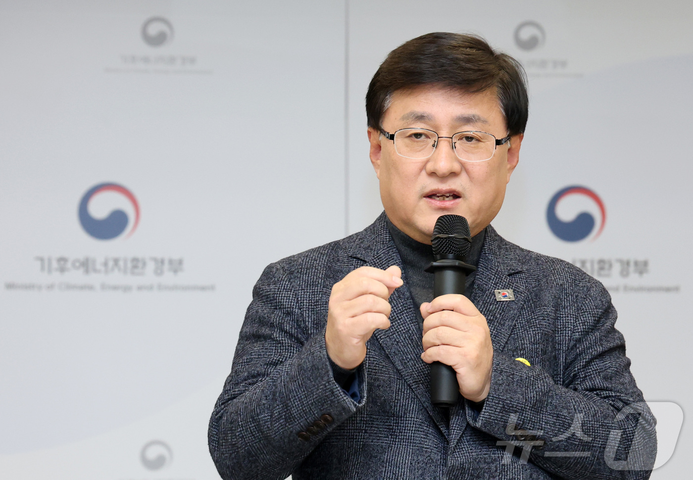 (세종=뉴스1) 김기남 기자 = 김성환 기후에너지환경부 장관이 지난 1일 세종시 정부세종청사에서 열린 기자간담회에 참석하여 발언하고 있다. 2025.12.2/뉴스1