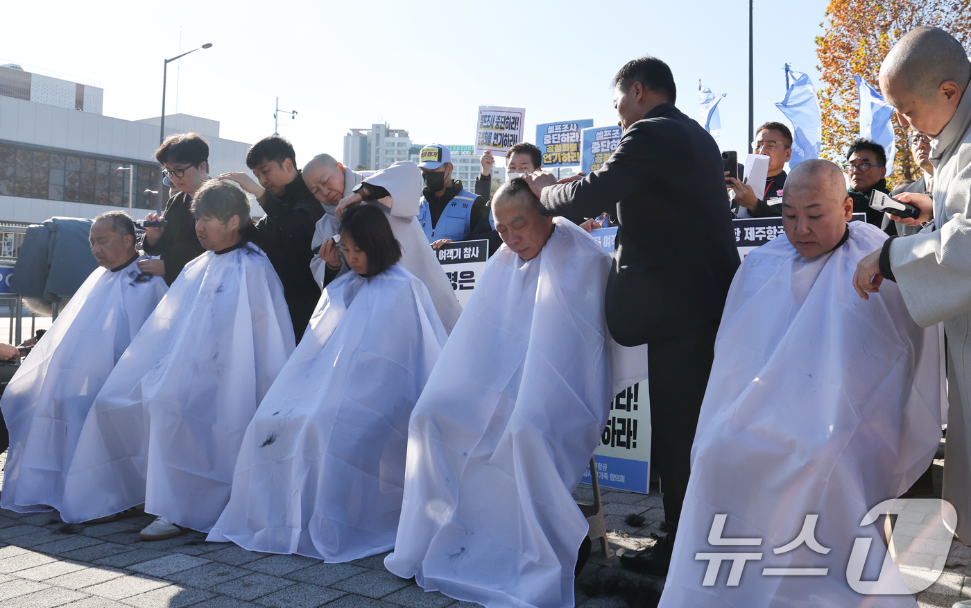 (서울=뉴스1) 허경 기자 = 12·29 무안공항 제주항공 여객기 참사 유가족들이 1일 서울 용산구 전쟁기념관 앞에서 항공철도사고조사위원회(항철위)의 공청회 중단과 조사기구 독립화 …