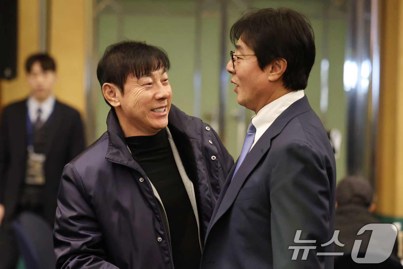 (서울=뉴스1) 이광호 기자 = 신태용 전 울산HD 감독과 황선홍 대전하나시티즌 감독이 1일 오후 서울 서대문구 홍은동 스위스 그랜드호텔에서 열린 하나은행 K리그 2025대상 시상 …