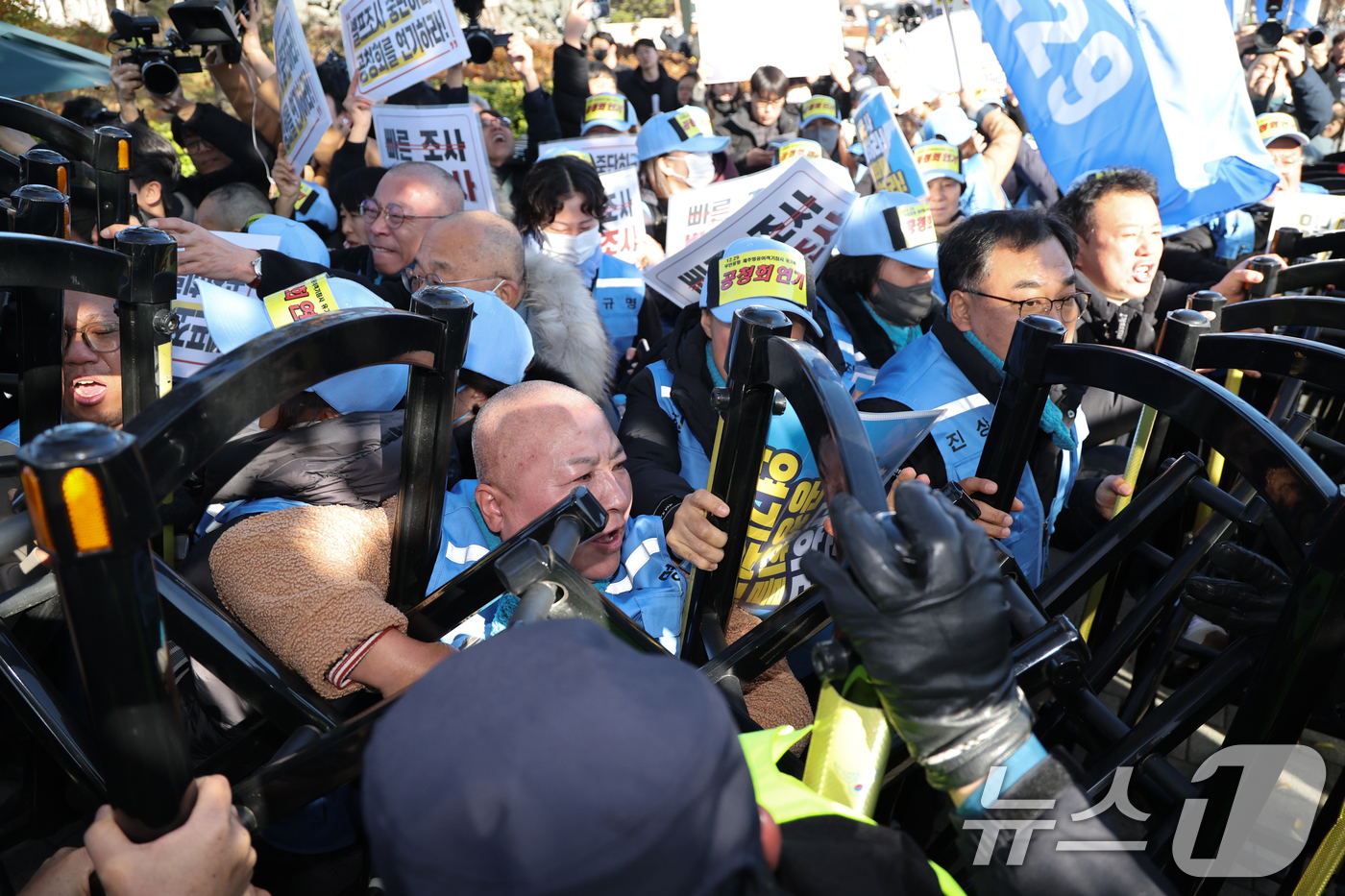 (서울=뉴스1) 허경 기자 = 12·29 무안공항 제주항공 여객기 참사 유가족들이 1일 서울 용산구 전쟁기념관 앞에서 항공철도사고조사위원회(항철위)의 공청회 중단과 조사기구 독립화 …