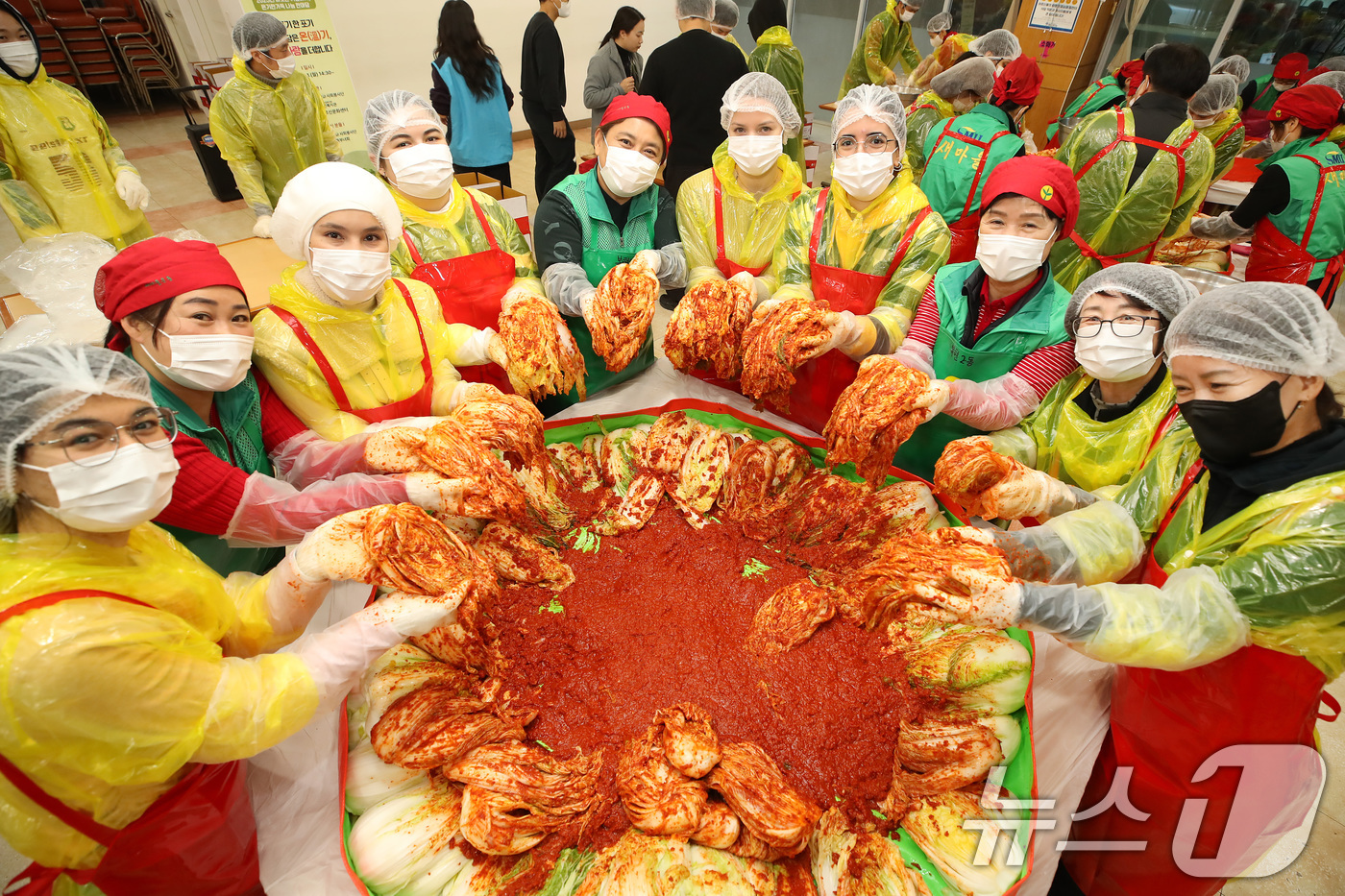 (대구=뉴스1) 공정식 기자 = 1일 오후 대구 북구 대불노인복지관에서 열린 '따뜻한 겨울나기, 온기 한가득 나눔 한마당'에 참여한 영진전문대 사회봉사단과 외국인 유학생들이 함께 …