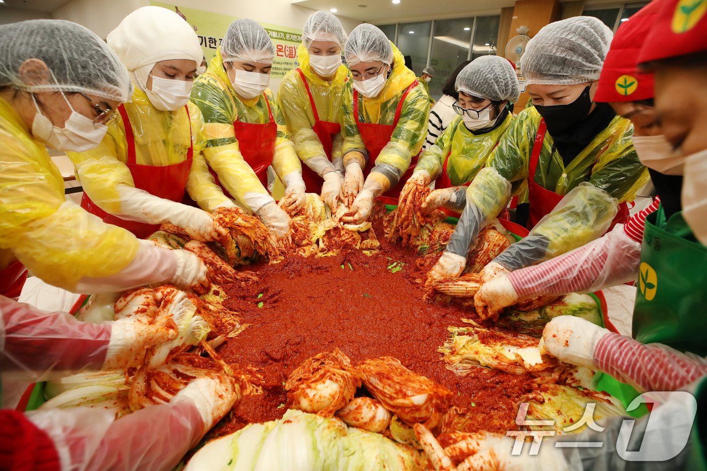 (대구=뉴스1) 공정식 기자 = 1일 오후 대구 북구 대불노인복지관에서 열린 '따뜻한 겨울나기, 온기 한가득 나눔 한마당'에 참여한 영진전문대 사회봉사단과 외국인 유학생들이 함께 …