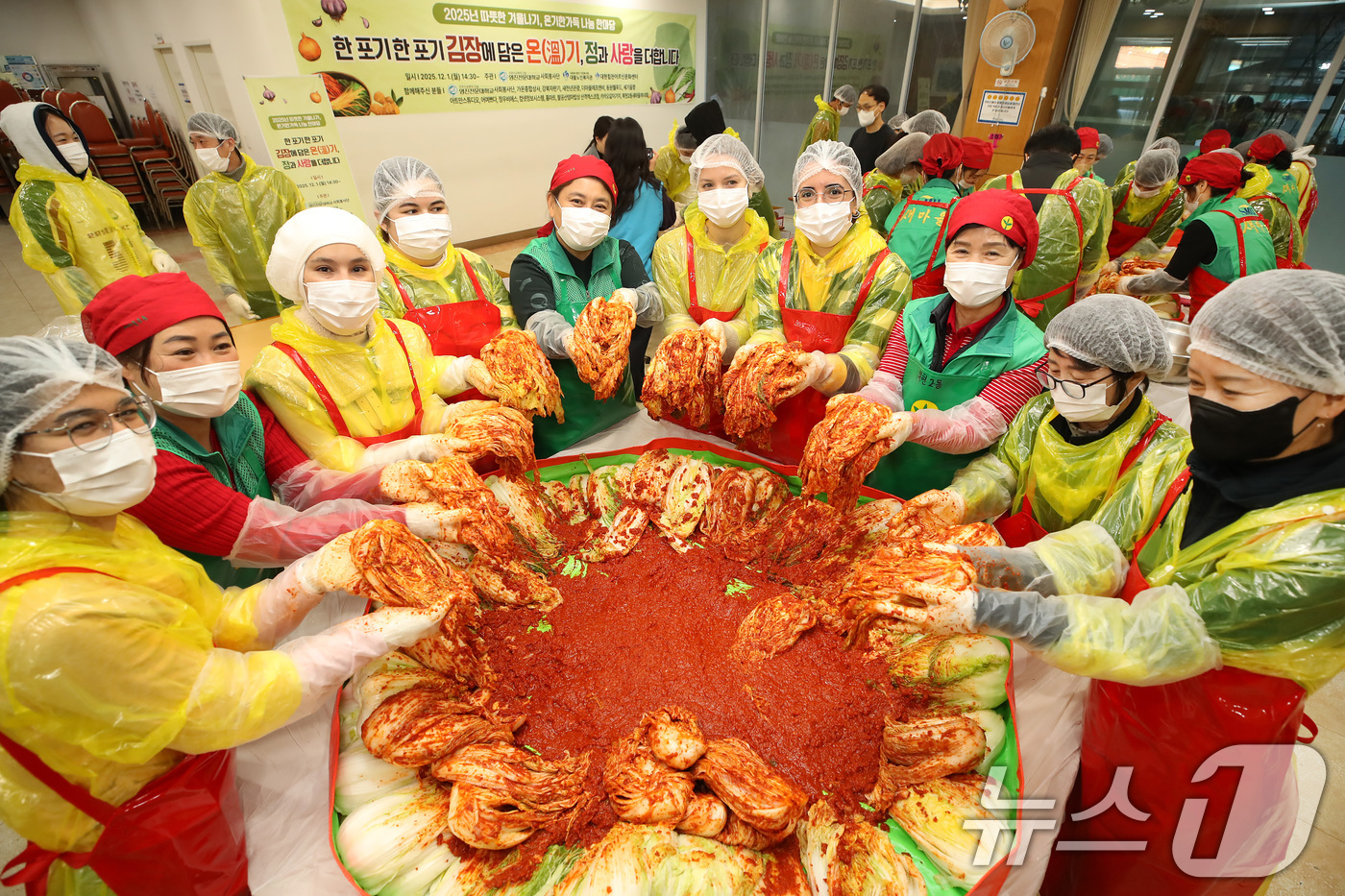 (대구=뉴스1) 공정식 기자 = 1일 오후 대구 영진전문대 사회봉사단과 외국인 유학생들이 대학 인근 대불노인복지관에서 열린 '따뜻한 겨울나기, 온기 한가득 나눔 한마당'에 참여해 …