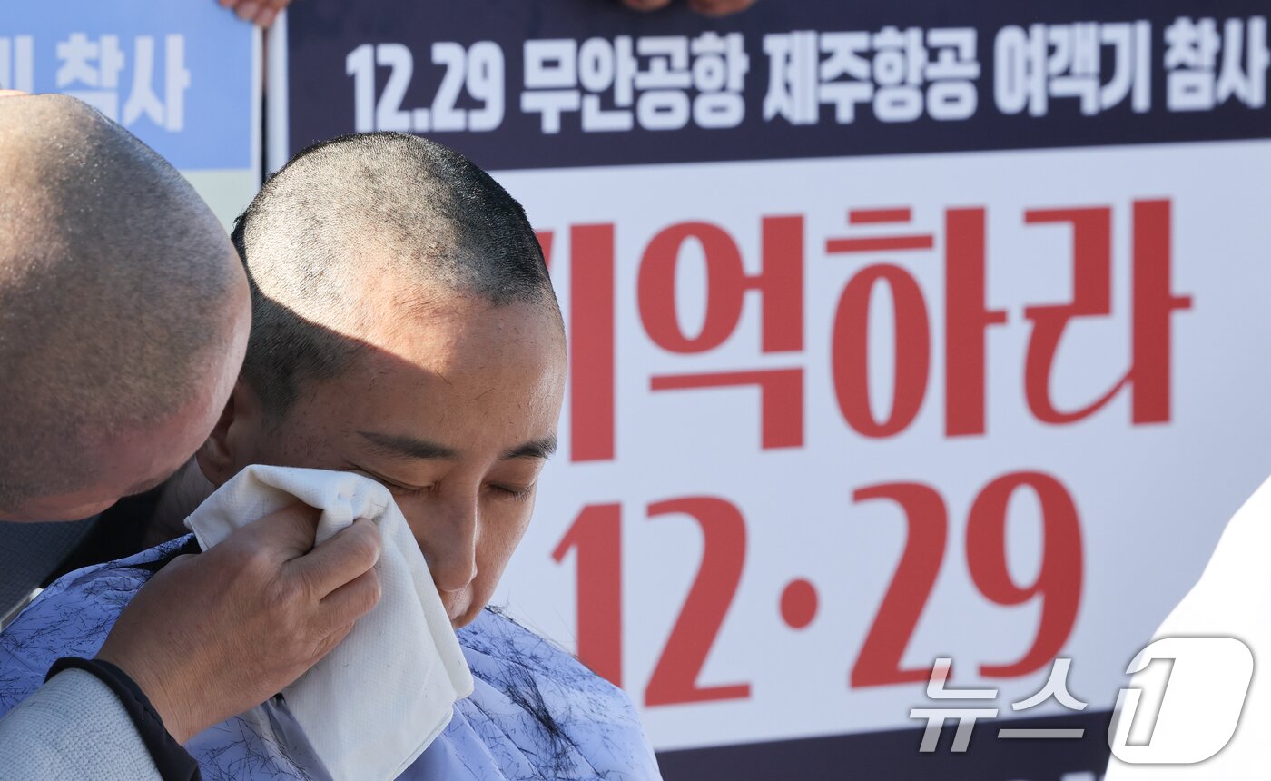 본문 이미지 - 12·29 무안공항 제주항공 여객기 참사 유가족들이 1일 서울 용산구 전쟁기념관 앞에서 항공철도사고조사위원회(항철위)의 공청회 중단과 조사기구 독립화를 촉구하며 삭발을 하고 있다. 2025.12.1/뉴스1 ⓒ News1 허경 기자