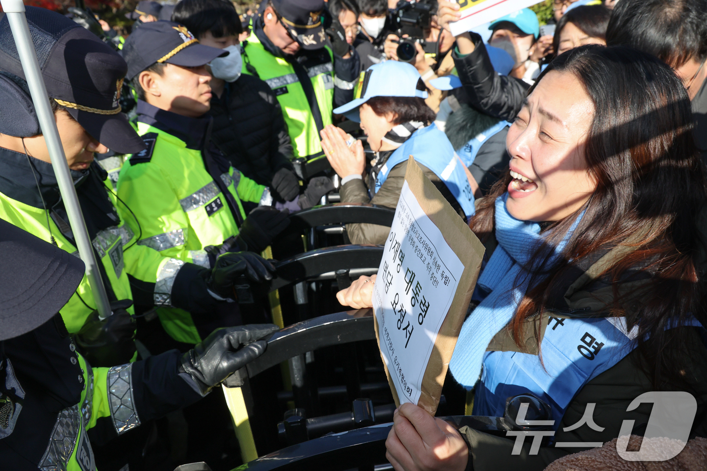 (서울=뉴스1) 허경 기자 = 12·29 무안공항 제주항공 여객기 참사 유가족들이 1일 서울 용산구 전쟁기념관 앞에서 항공철도사고조사위원회(항철위)의 공청회 중단과 조사기구 독립화 …