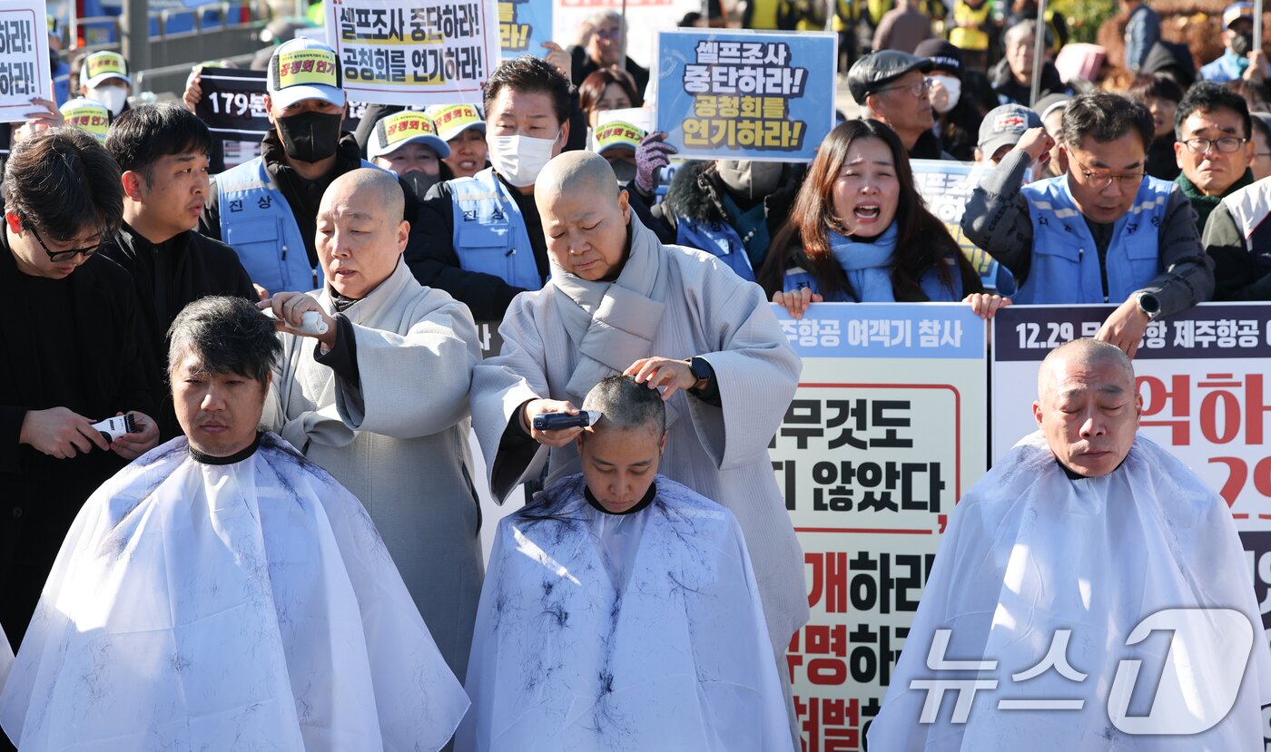 본문 이미지 - 12·29 무안공항 제주항공 여객기 참사 유가족들이 1일 서울 용산구 전쟁기념관 앞에서 항공철도사고조사위원회(항철위)의 공청회 중단과 조사기구 독립화를 촉구하며 삭발을 하고 있다. 2025.12.1/뉴스1 ⓒ News1 허경 기자