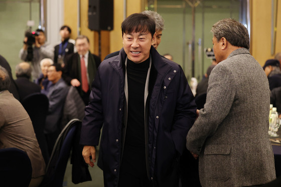 대한축구협회, '선수 폭행 논란' 신태용 감독 조사 시작