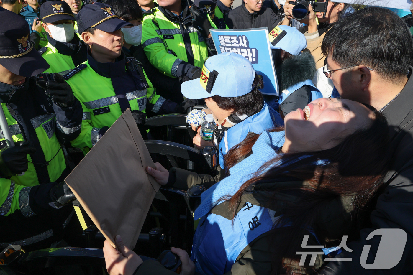 (서울=뉴스1) 허경 기자 = 12·29 무안공항 제주항공 여객기 참사 유가족들이 1일 서울 용산구 전쟁기념관 앞에서 항공철도사고조사위원회(항철위)의 공청회 중단과 조사기구 독립화 …