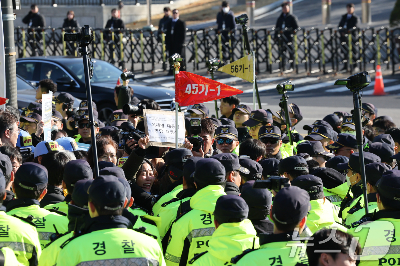 (서울=뉴스1) 허경 기자 = 12·29 무안공항 제주항공 여객기 참사 유가족들이 1일 서울 용산구 전쟁기념관 앞에서 항공철도사고조사위원회(항철위)의 공청회 중단과 조사기구 독립화 …