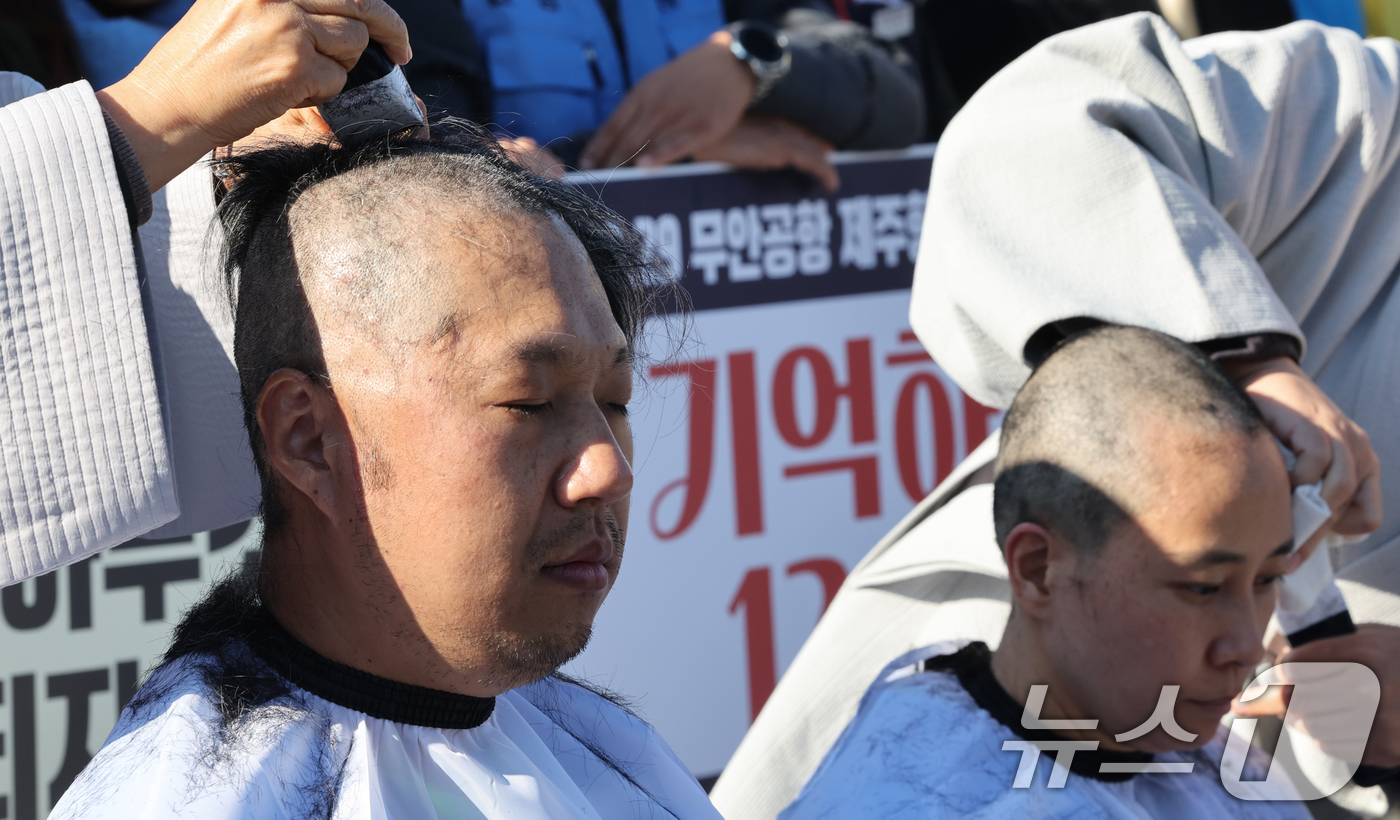 (서울=뉴스1) 허경 기자 = 12·29 무안공항 제주항공 여객기 참사 유가족들이 1일 서울 용산구 전쟁기념관 앞에서 항공철도사고조사위원회(항철위)의 공청회 중단과 조사기구 독립화 …