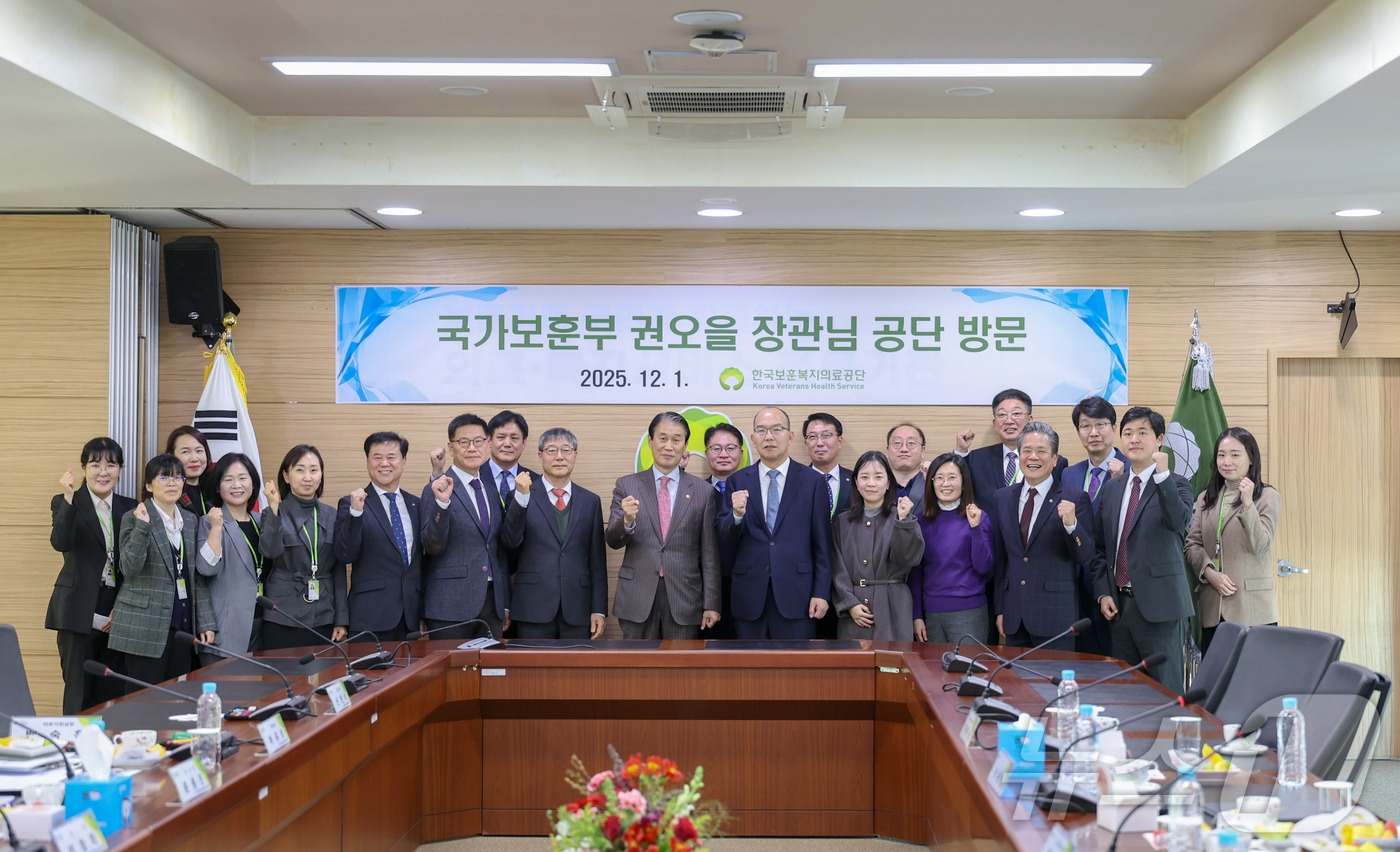 (서울=뉴스1) = 권오을 국가보훈부 장관이 1일 오후 강원도 원주시 한국보훈복지의료공단을 현장방문한 후 직원들과 함께 기념 촬영을 하고 있다. (국가보훈부 제공. 재판매 및 DB …