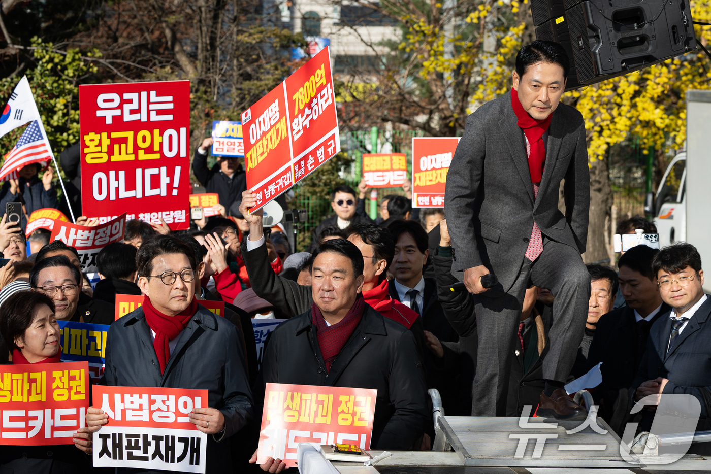 (인천=뉴스1) 유승관 기자 = 장동혁 국민의힘 대표가 1일 인천 미추홀구 주안역 앞에서 열린 민생회복 법치수호 인천 국민대회에서 연설을 위해 단상에 오르고 있다. 2025.12. …