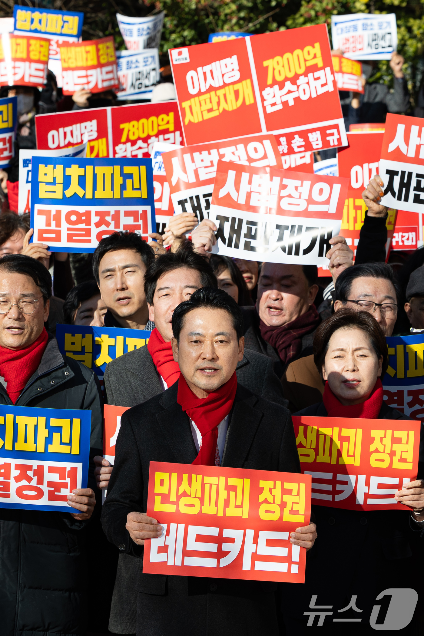 (인천=뉴스1) 유승관 기자 = 장동혁 국민의힘 대표를 비롯한 참석자들이 1일 인천 미추홀구 주안역 앞에서 열린 민생회복 법치수호 인천 국민대회에서 구호를 외치고 있다. 2025. …