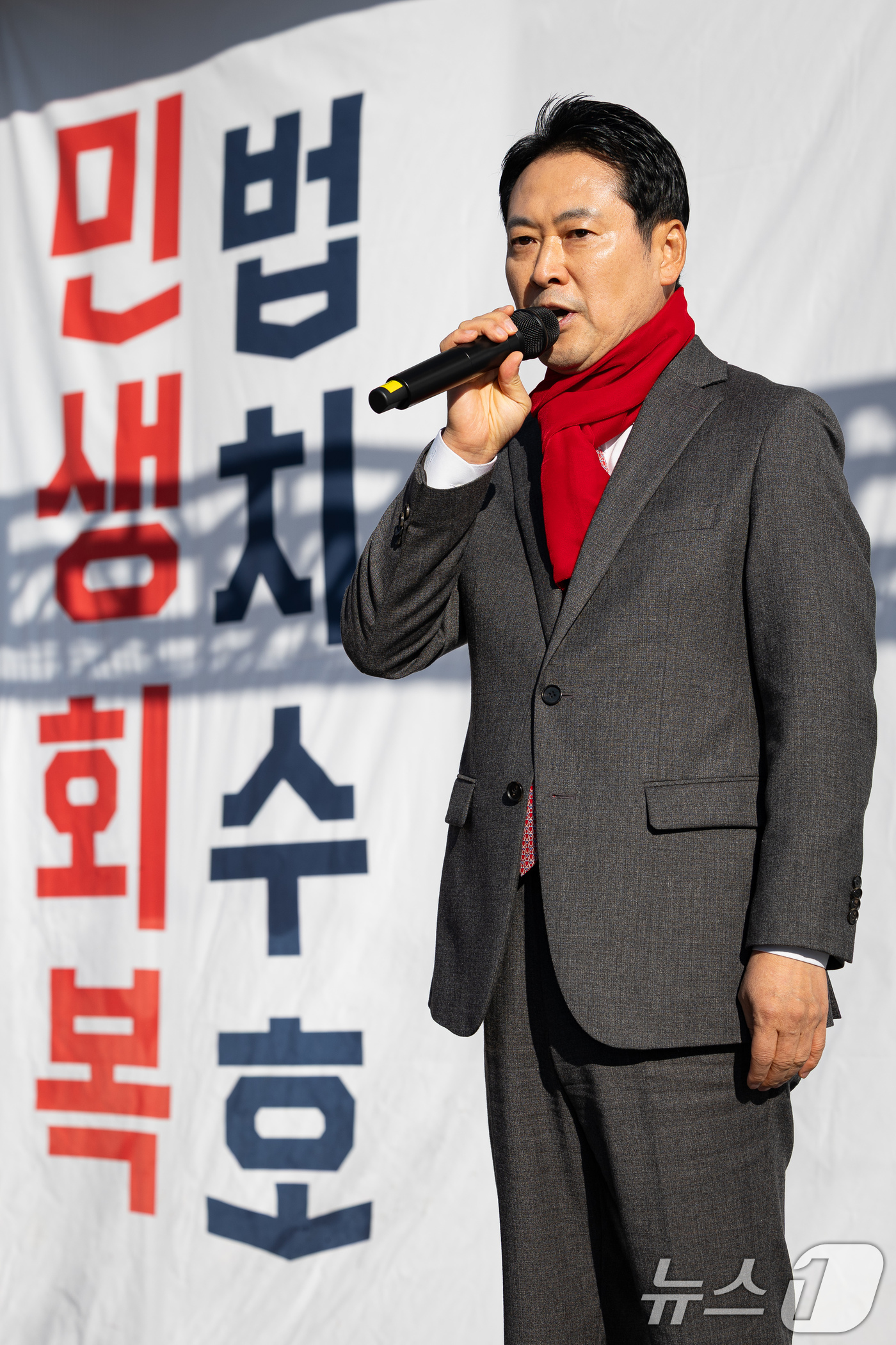 (인천=뉴스1) 유승관 기자 = 장동혁 국민의힘 대표가 1일 인천 미추홀구 주안역 앞에서 열린 민생회복 법치수호 인천 국민대회에서 연설하고 있다. 2025.12.1/뉴스1