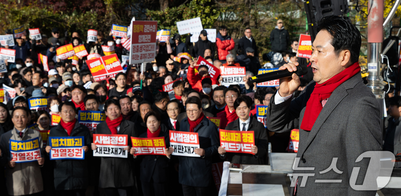 (인천=뉴스1) 유승관 기자 = 장동혁 국민의힘 대표가 1일 인천 미추홀구 주안역 앞에서 열린 민생회복 법치수호 인천 국민대회에서 연설하고 있다. 2025.12.1/뉴스1