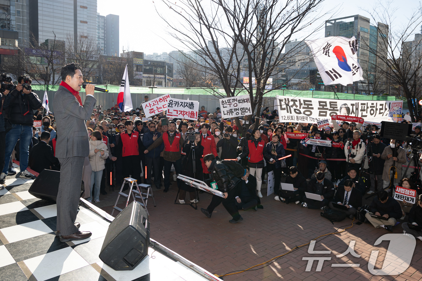 (인천=뉴스1) 유승관 기자 = 장동혁 국민의힘 대표가 1일 인천 미추홀구 주안역 앞에서 열린 민생회복 법치수호 인천 국민대회에서 연설하고 있다. 2025.12.1/뉴스1