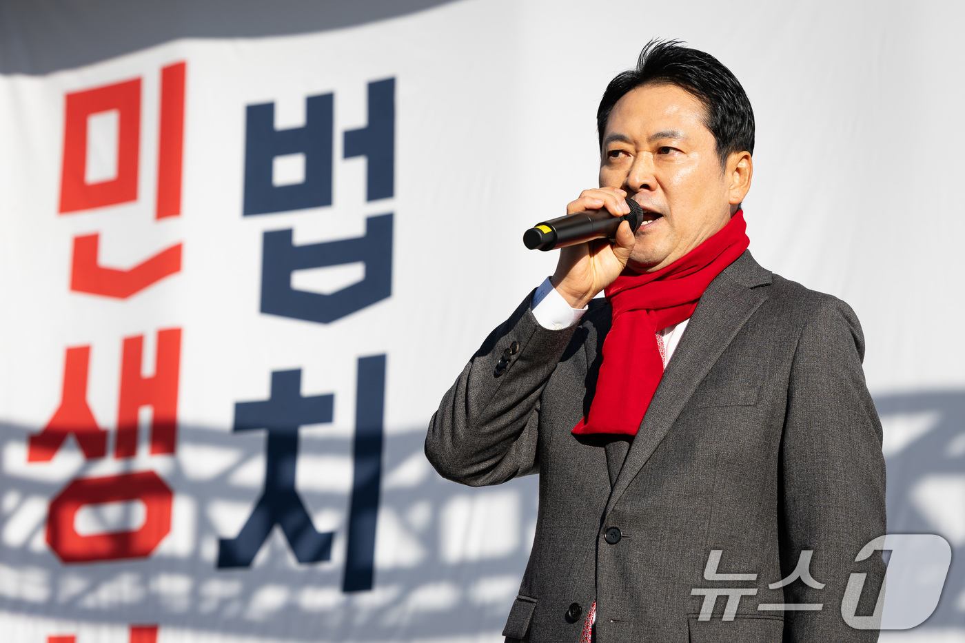 (인천=뉴스1) 유승관 기자 = 장동혁 국민의힘 대표가 1일 인천 미추홀구 주안역 앞에서 열린 민생회복 법치수호 인천 국민대회에서 연설하고 있다. 2025.12.1/뉴스1