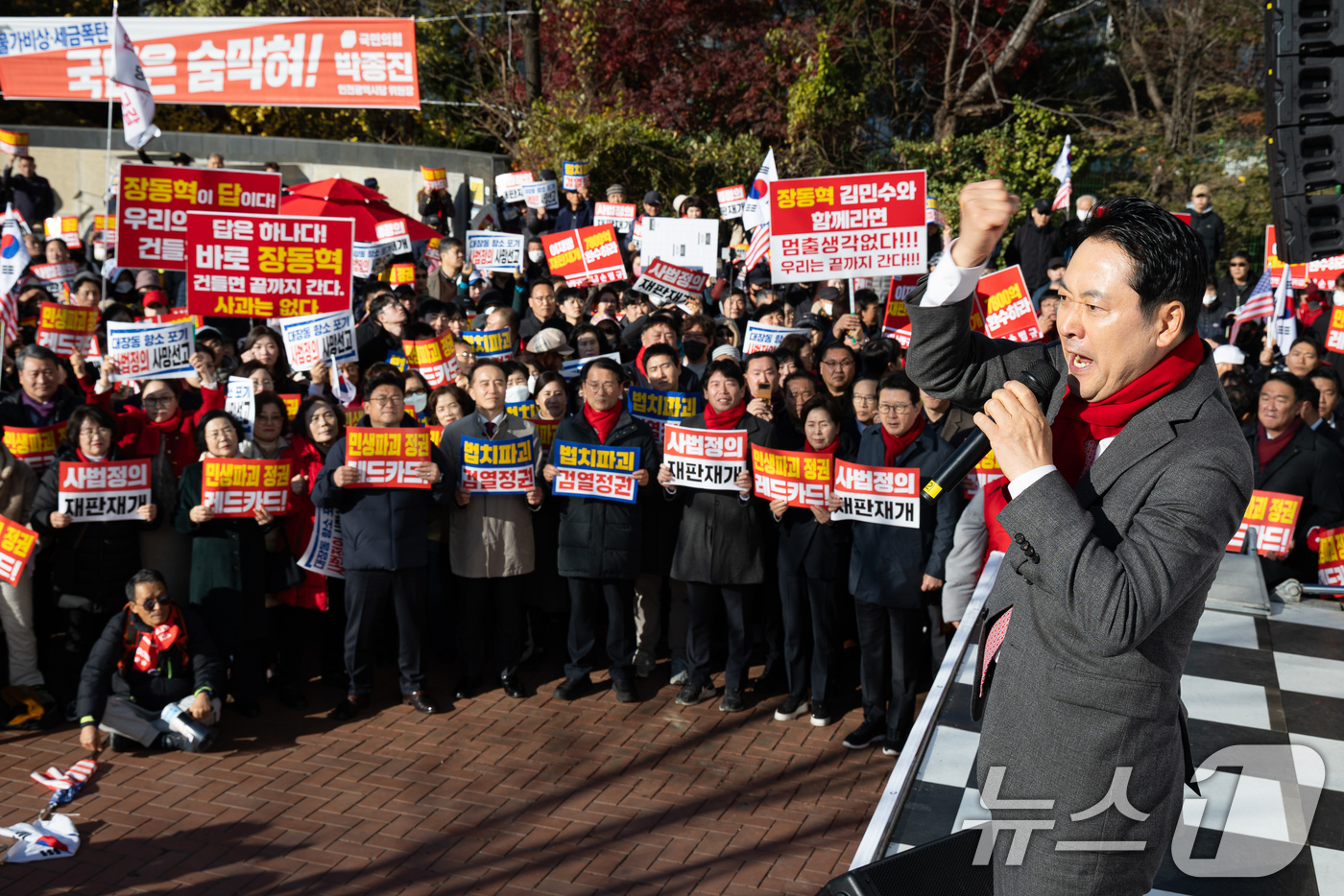 (인천=뉴스1) 유승관 기자 = 장동혁 국민의힘 대표가 1일 인천 미추홀구 주안역 앞에서 열린 민생회복 법치수호 인천 국민대회에서 연설하고 있다. 2025.12.1/뉴스1