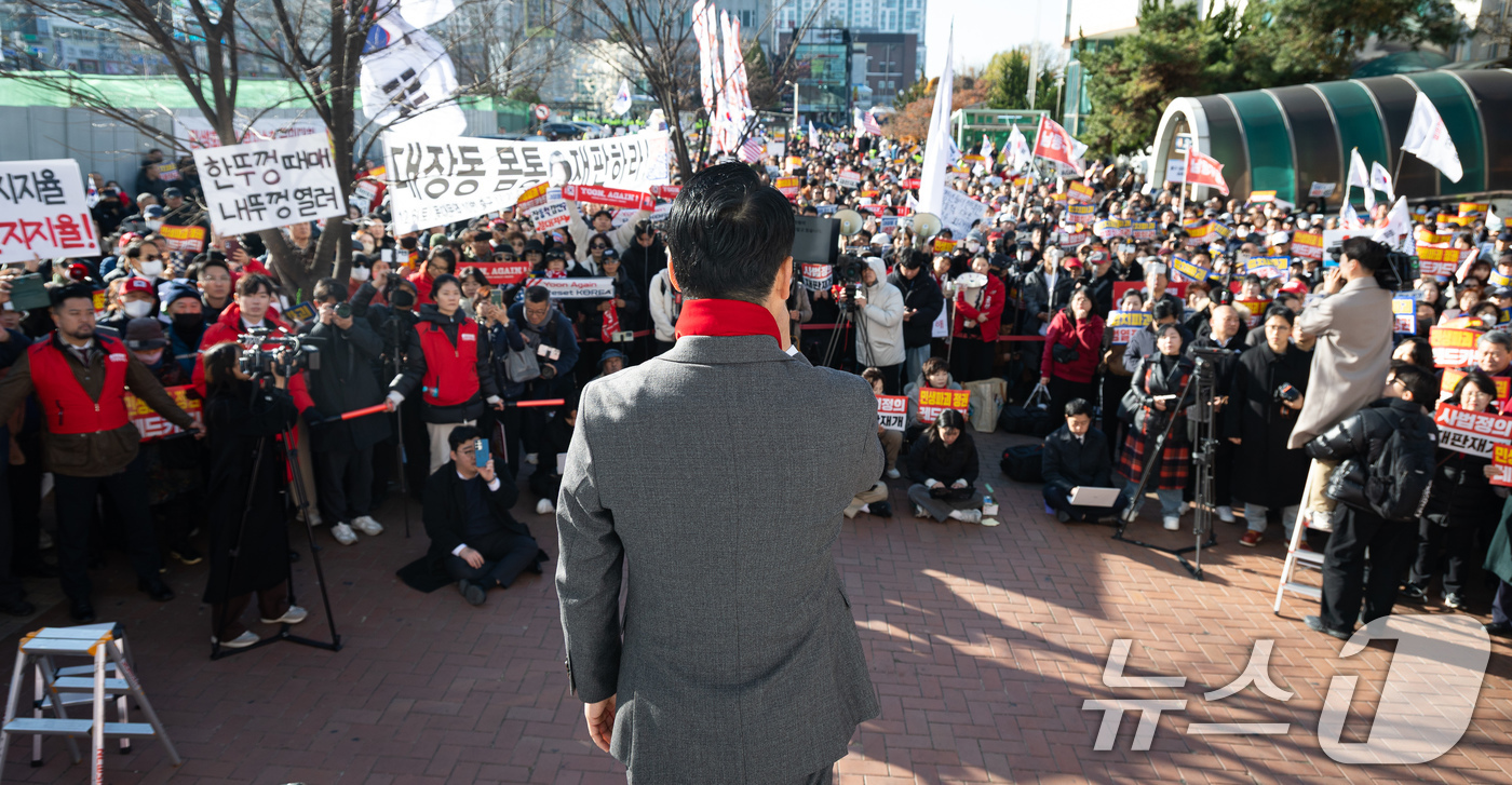 (인천=뉴스1) 유승관 기자 = 장동혁 국민의힘 대표가 1일 인천 미추홀구 주안역 앞에서 열린 민생회복 법치수호 인천 국민대회에서 연설하고 있다. 2025.12.1/뉴스1
