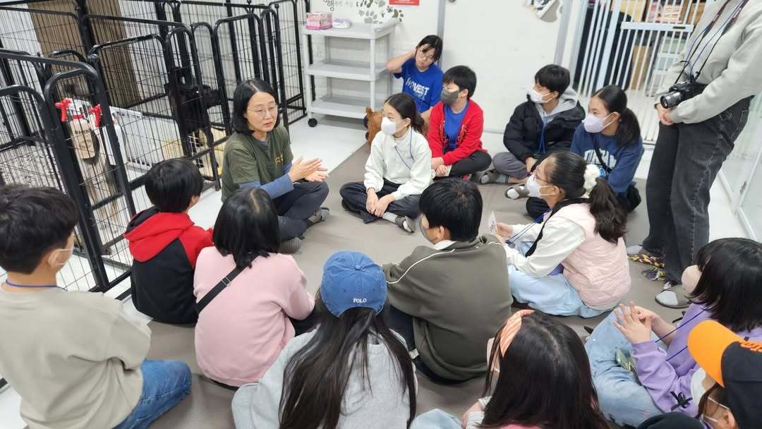 본문 이미지 - 최미금 동행 대표가 발라당입양센터에 방문한 학생들에게 생명 존중 교육을 하고 있다(동행제공). ⓒ 뉴스1