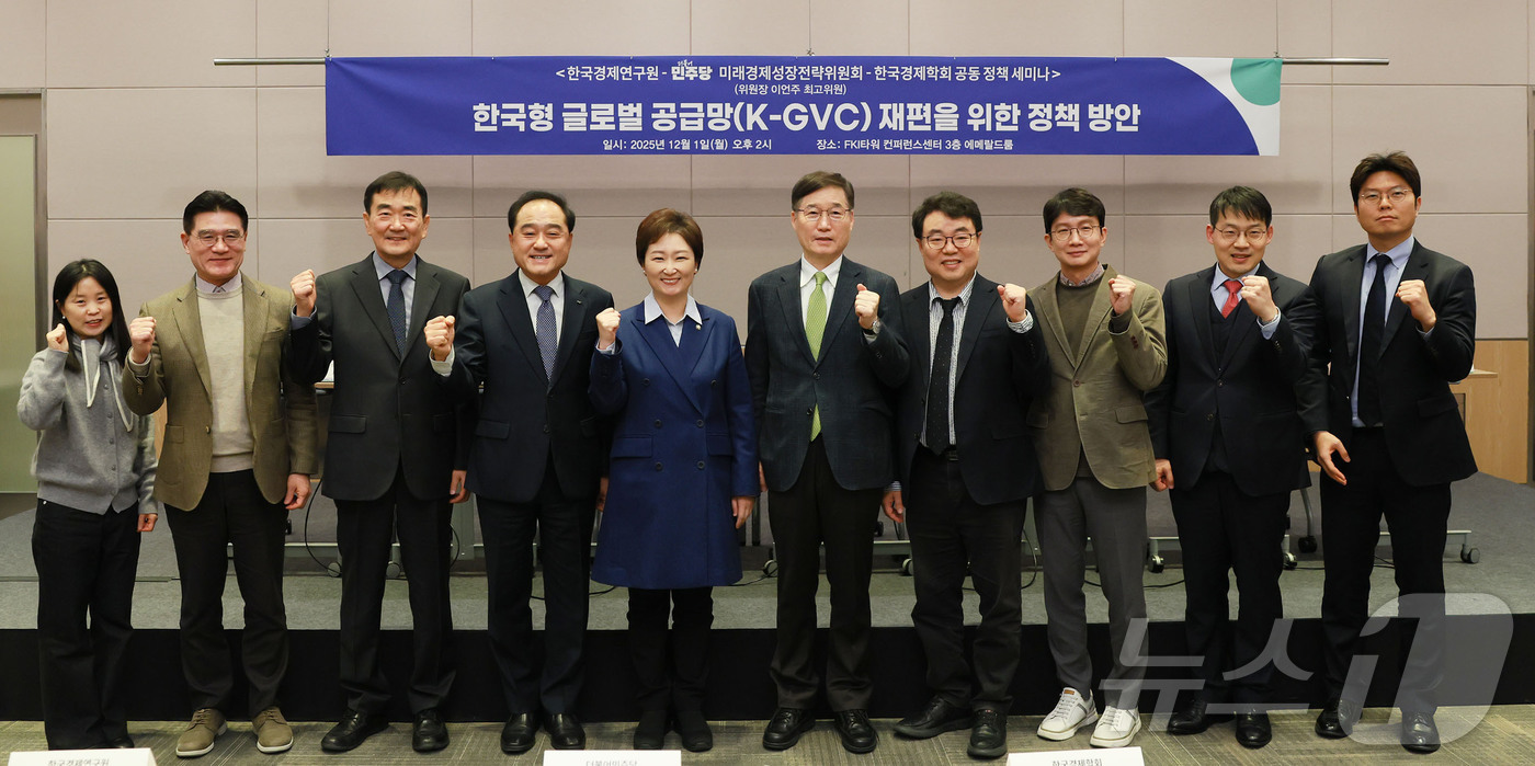 (서울=뉴스1) = 정철 한국경제연구원 원장(왼쪽 네 번째), 이언주 더불어민주당 미래경제성장전략위원장, 이근 한국경제학회장을 비롯한 내빈들이 1일 서울 영등포 FKI타워 컨퍼런스 …