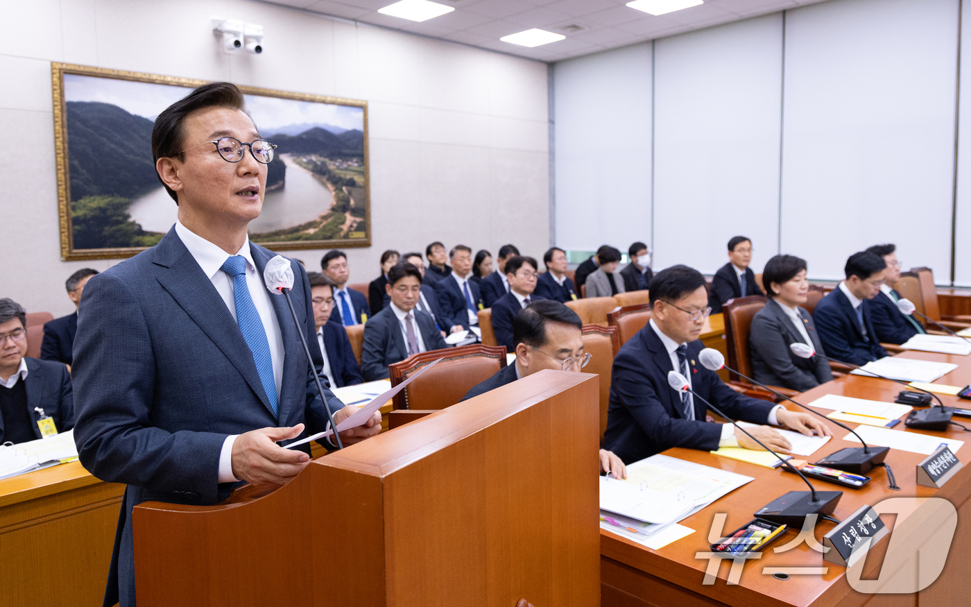 (서울=뉴스1) 이승배 기자 = 전재수 해양수산부 장관이 1일 서울 여의도 국회에서 열린 제429회국회(정기회) 농림축산식품해양수산위원회에서 법안 통과 감사 인사를 하고 있다. 2 …