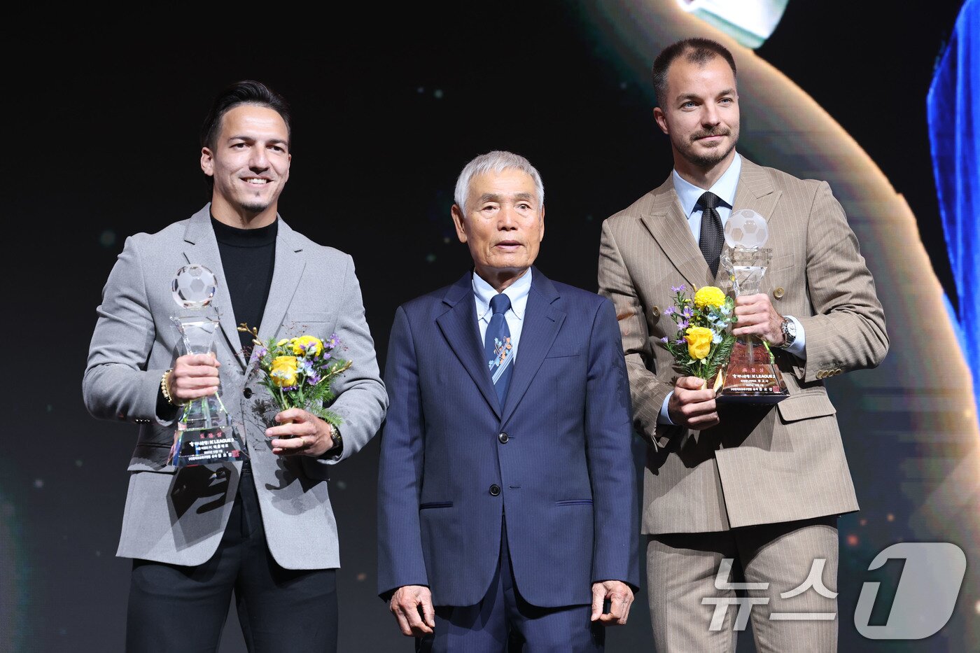 본문 이미지 - 올해 K리그1에는 외국인 선수 보유  한도가 폐지된다. 사진은 무고사(오른쪽)와 에울레르(왼쪽) 2025.12.1/뉴스1 ⓒ News1 이광호 기자