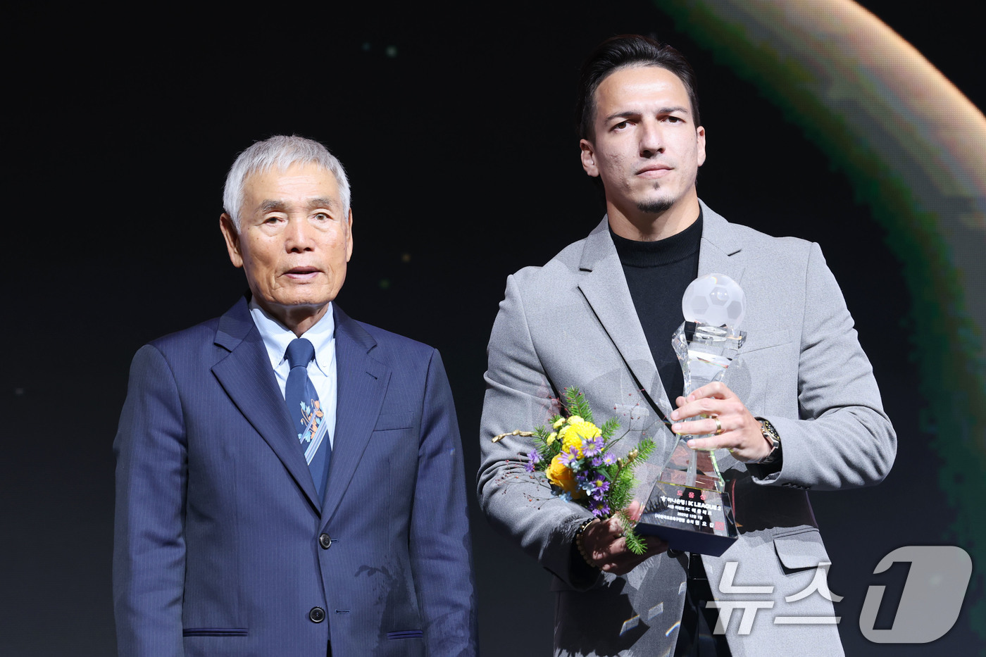 (서울=뉴스1) 이광호 기자 = 1일 오후 서울 서대문구 홍은동 스위스 그랜드호텔에서 열린 하나은행 K리그 2025대상 시상식에서 K리그2 최다도움상을 수상한 에울레즈(서울이랜드F …