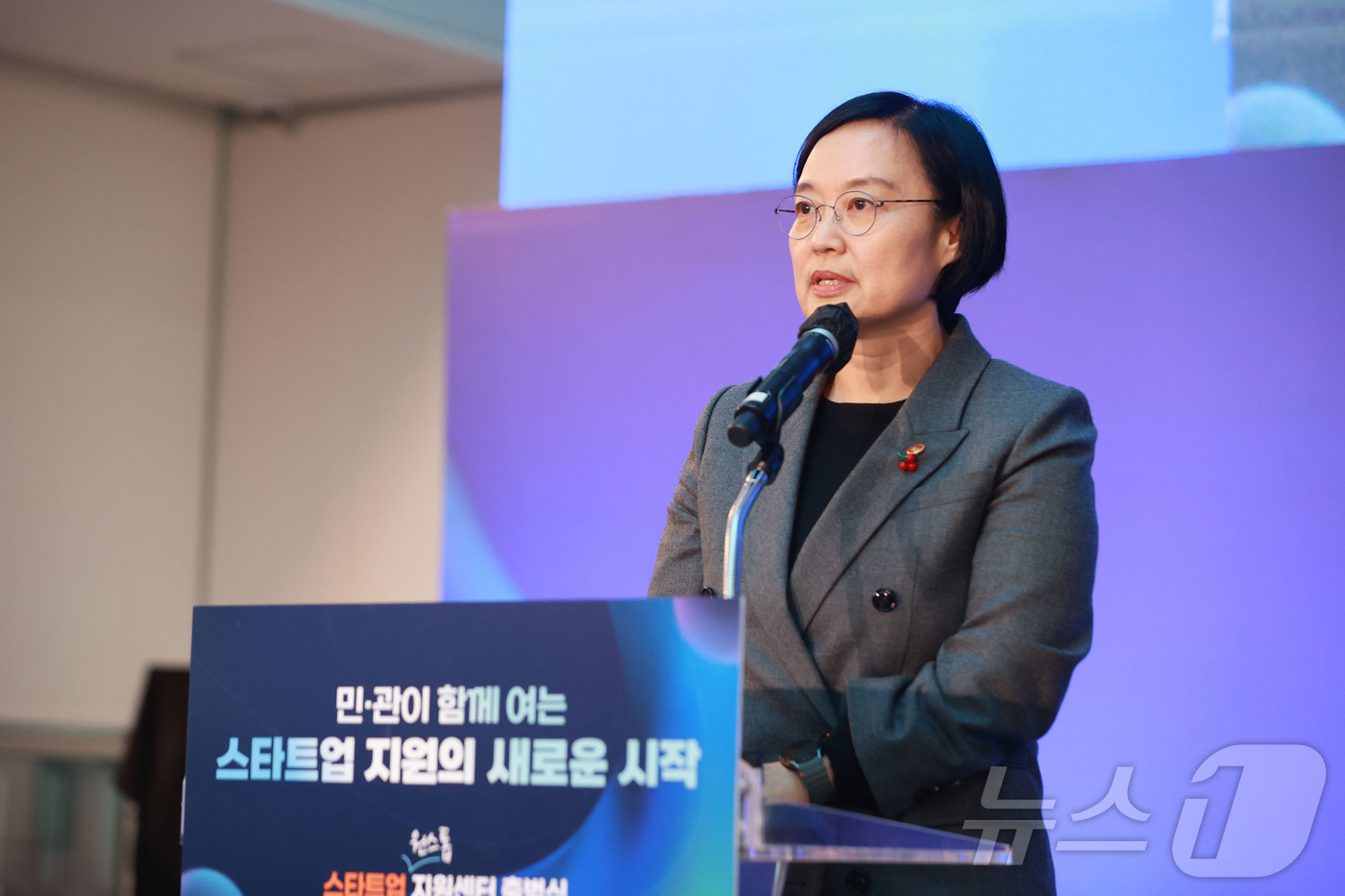 (서울=뉴스1) = 한성숙 중소벤처기업부 장관이 1일 경기 성남 경기 스타트업 원스톱 지원센터에 열린 '전국 스타트업 원스톱 지원센터 출범식'에서 인사말을 하고 있다. (중소벤처기 …