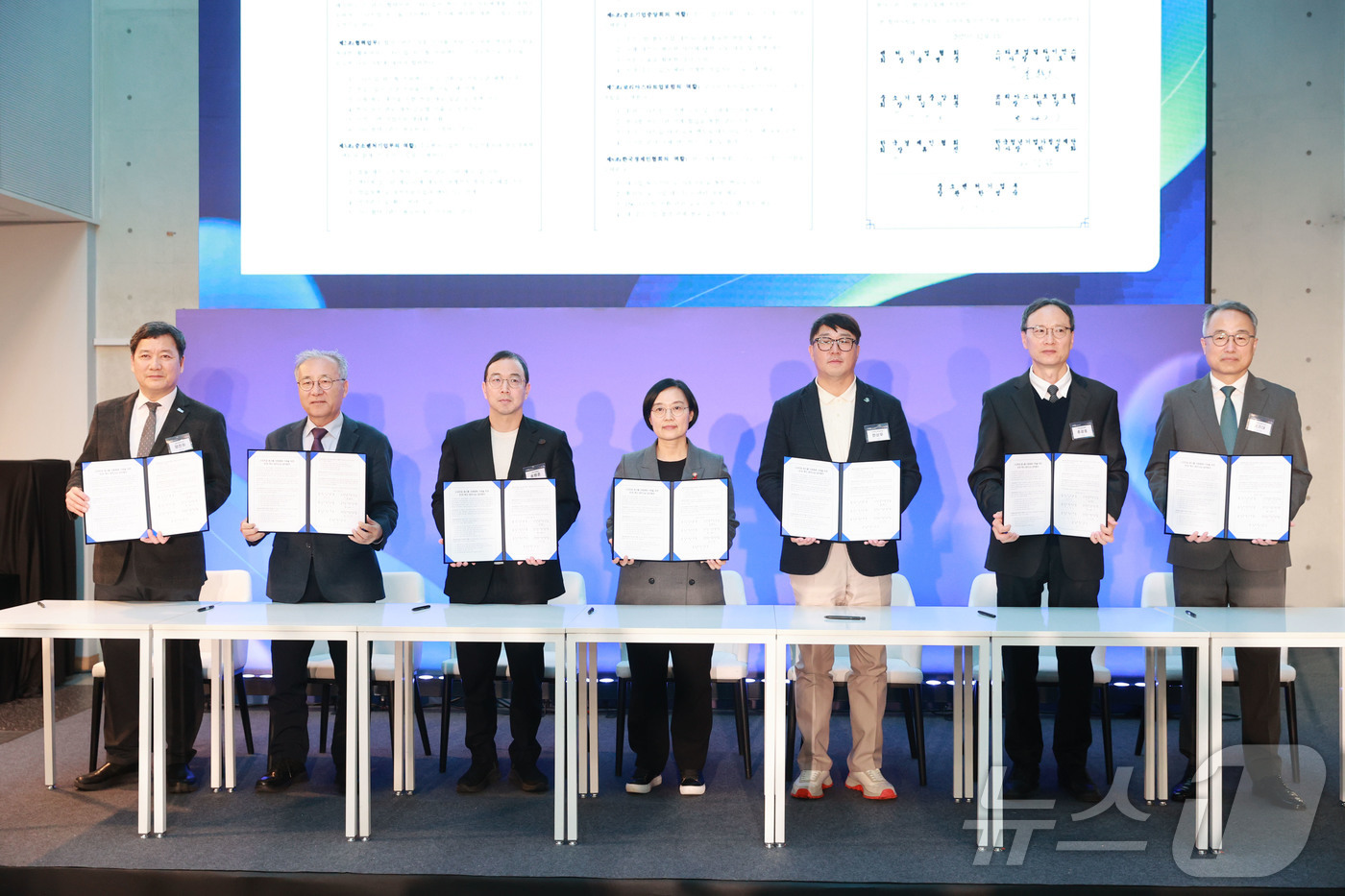 (서울=뉴스1) = 한성숙 중소벤처기업부 장관이 1일 경기 성남 경기 스타트업 원스톱 지원센터에 열린 '전국 스타트업 원스톱 지원센터 출범식'에서 민‧관 협력 파트너십 업무협약(M …